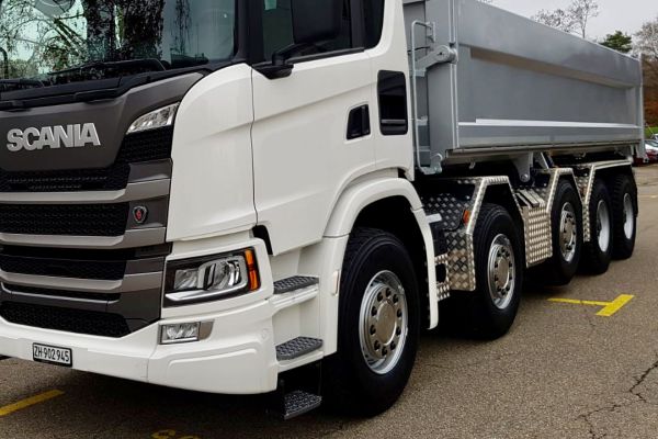 Scania Truck News: Zwei Schweizer-Premieren in einem Fahrzeug